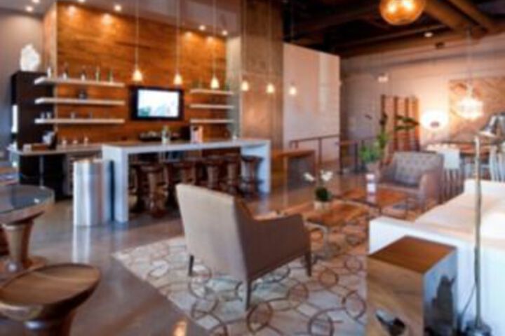 Lounge 30 of 66