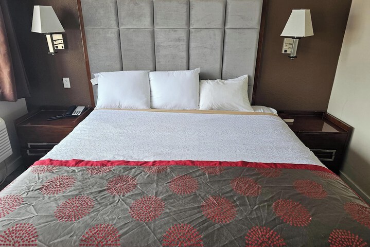 1 Queen Bed (3 of 3)