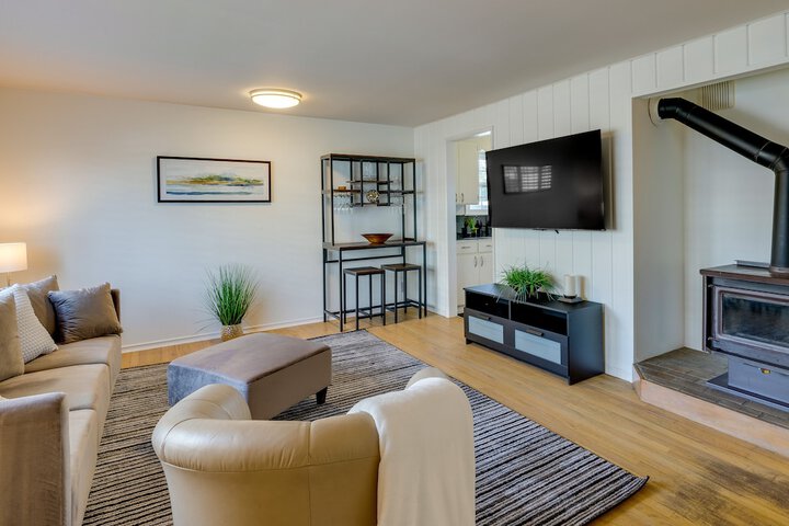 Downtown Kirkland Rental: Steps to Lake Washington