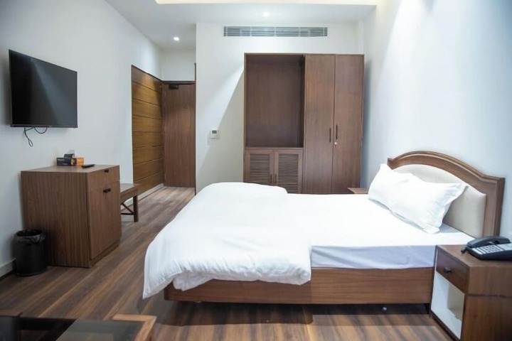 Room 10 of 29