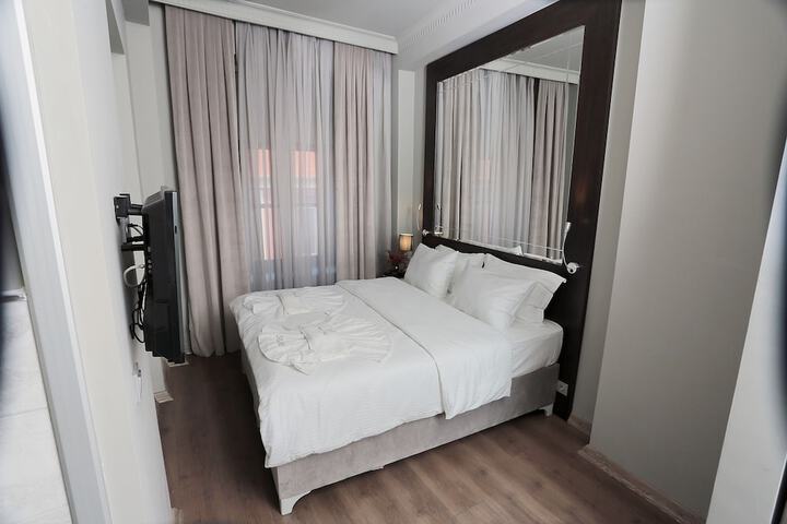 Room 5 of 93