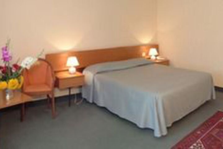 Room 12 of 19