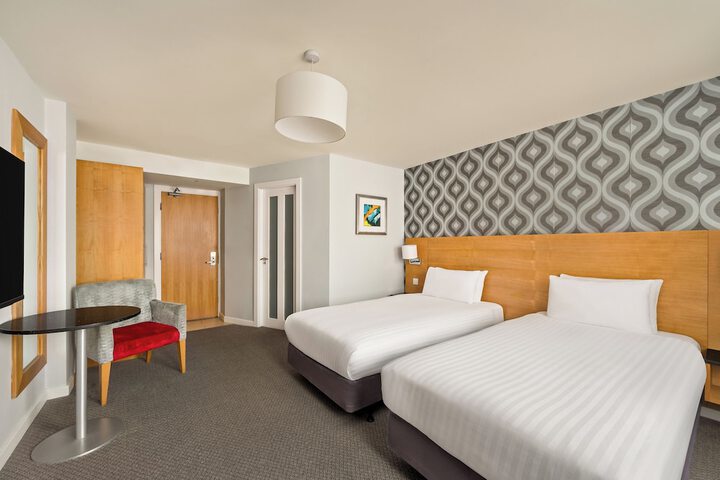 Room 33 of 147