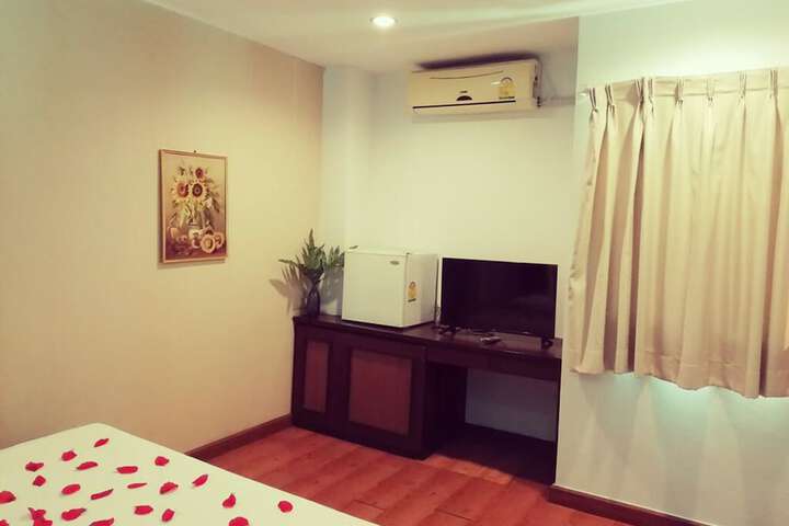 Room 28 of 76