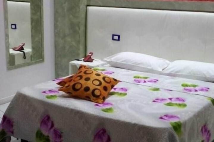 Room 10 of 34