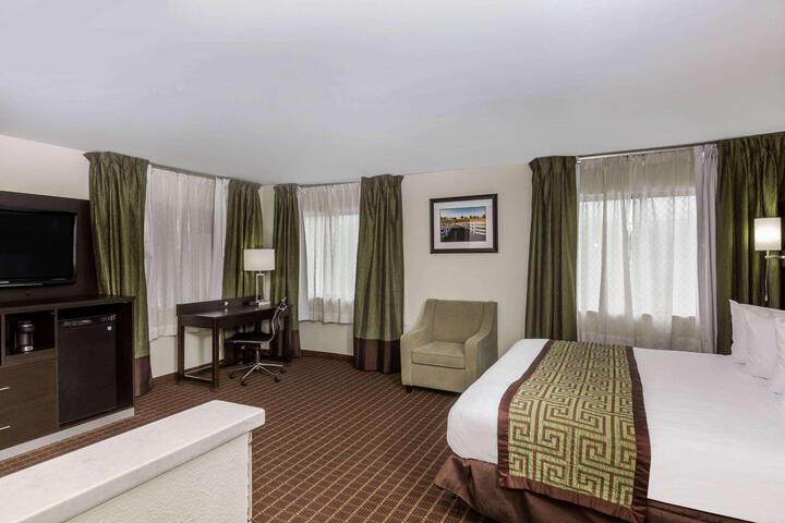 1 King Bed (4 of 6)