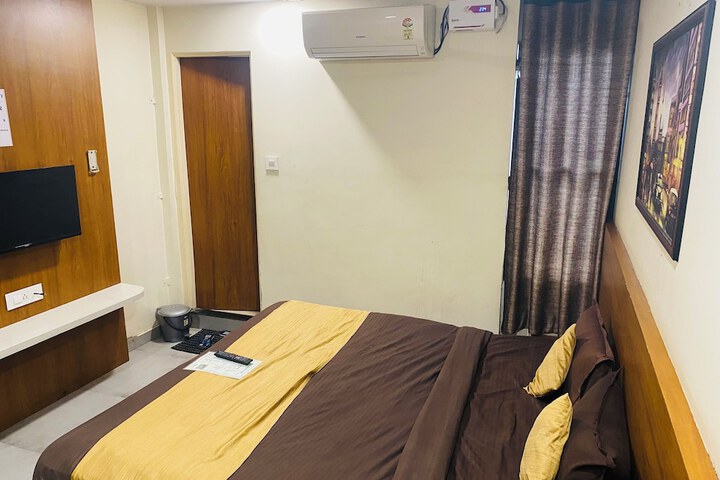 Room 11 of 19