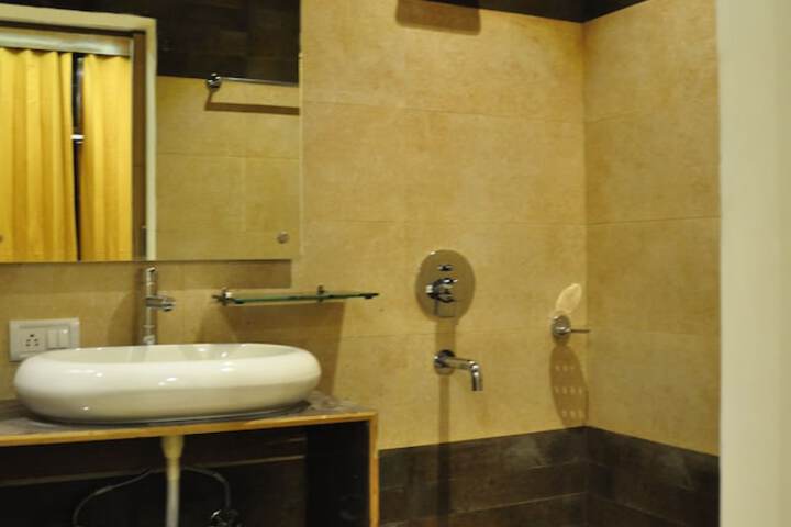 Room 8 of 9