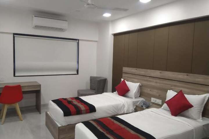 Room 4 of 12