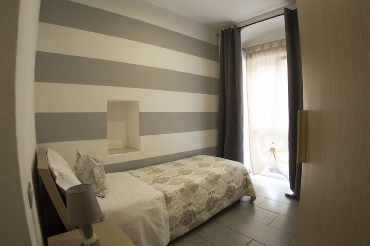 Room 7 of 104
