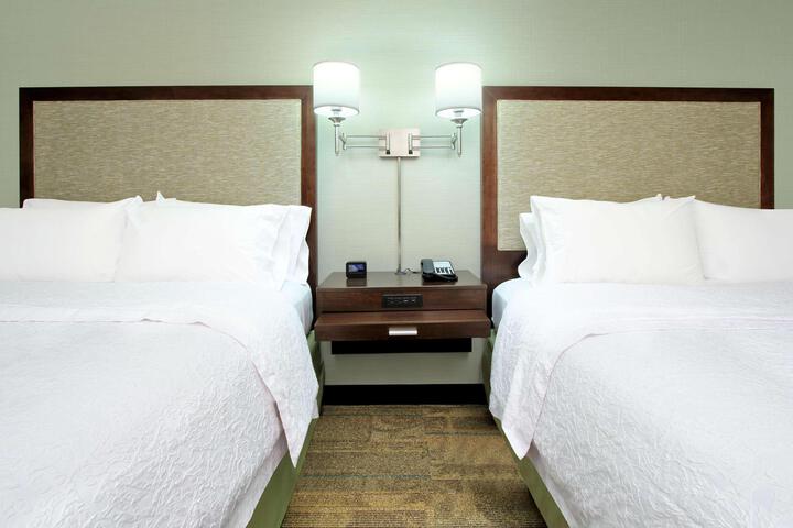 2 Queen Beds (3 of 9)