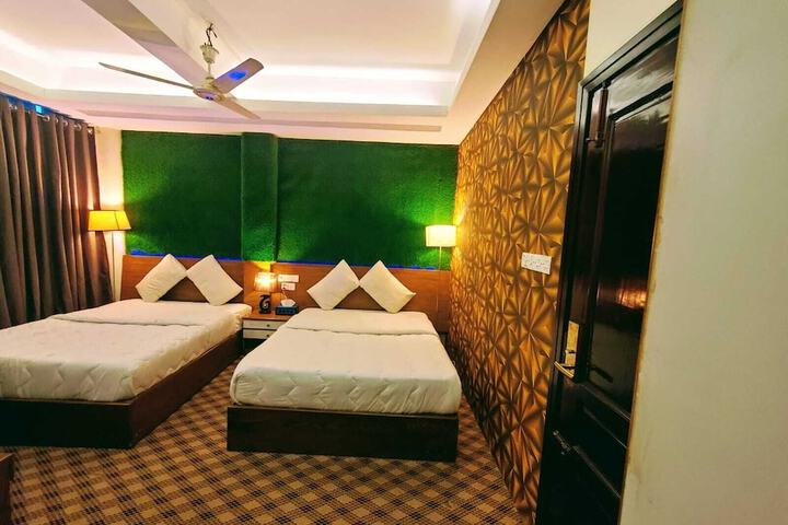 Room 8 of 9