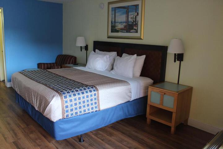 Economy King Bed (3 of 10)