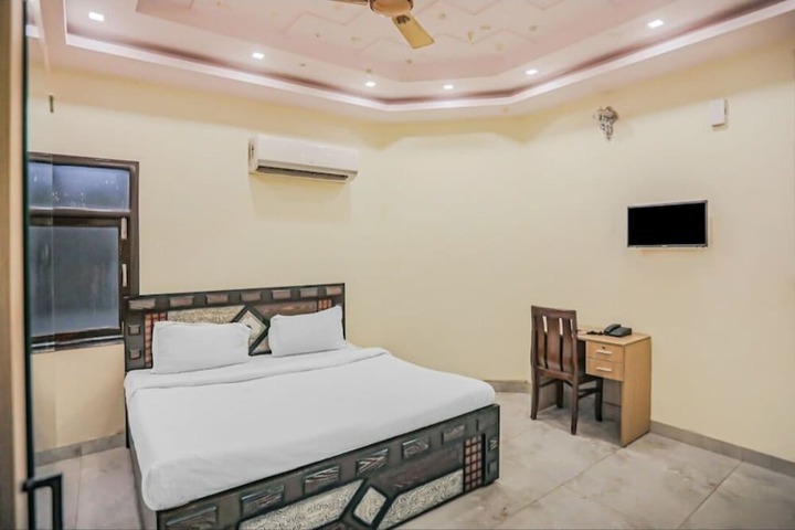Room 5 of 18