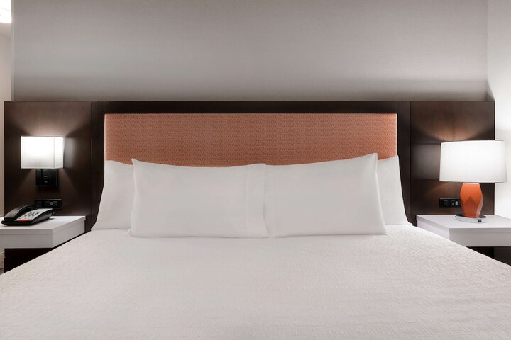 1 King Bed (5 of 21)