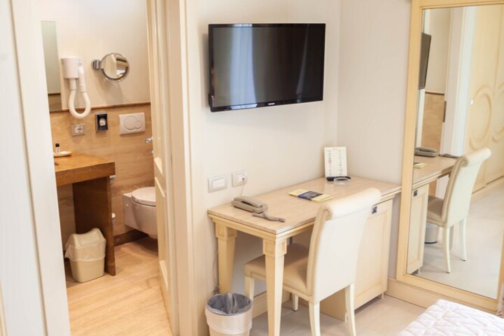 Room 27 of 119
