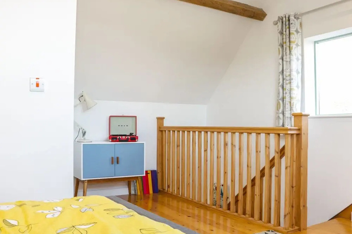 Room 6 of 18
