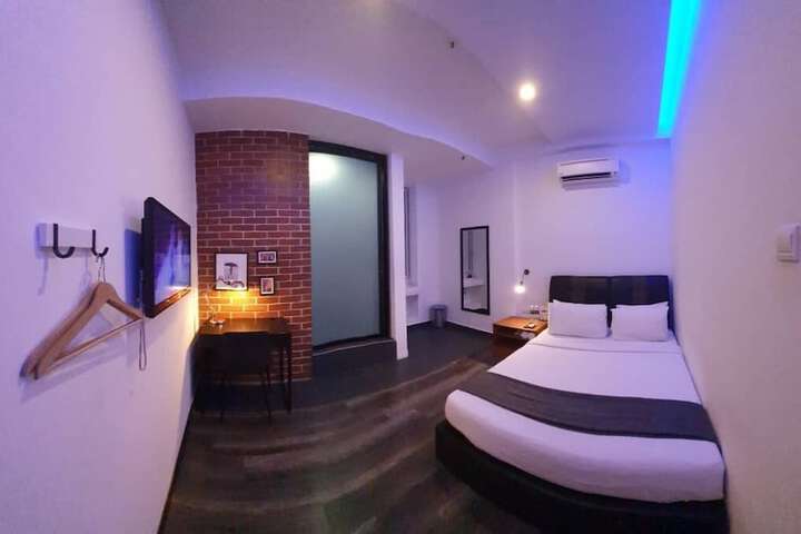Room 9 of 18