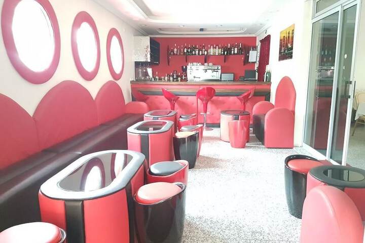 Lounge 27 of 40