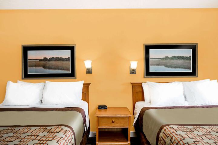 2 Queen Beds (5 of 9)