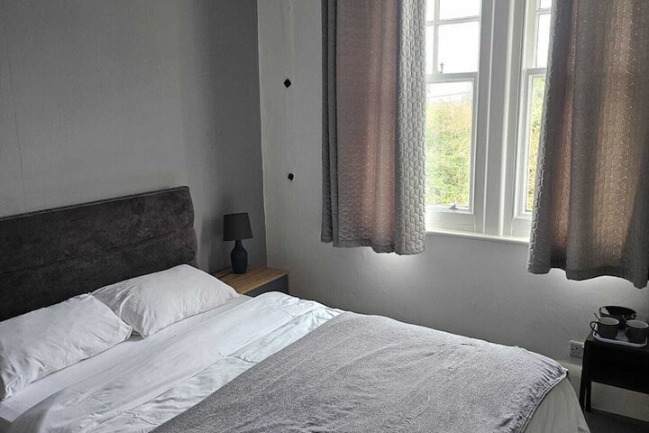 Room 6 of 28