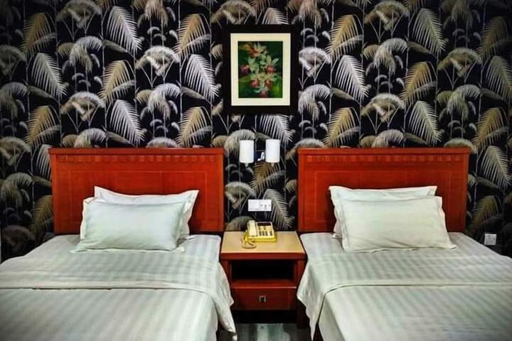Room 11 of 32
