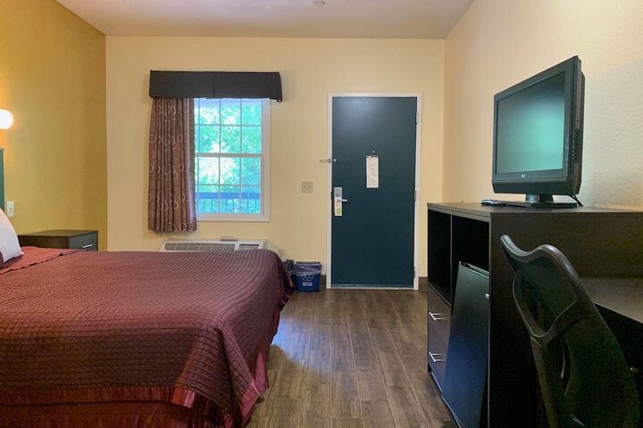 Deluxe King Bed (8 of 13)