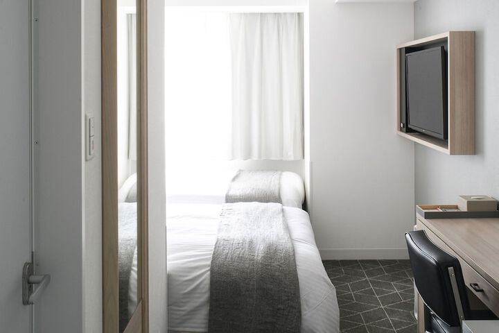 Room 12 of 90