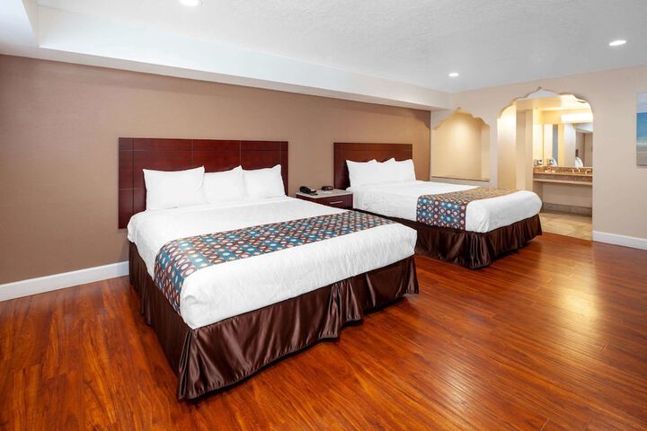 1 King Bed (5 of 18)