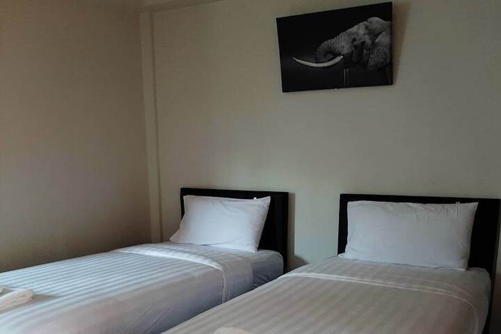 Room 12 of 37
