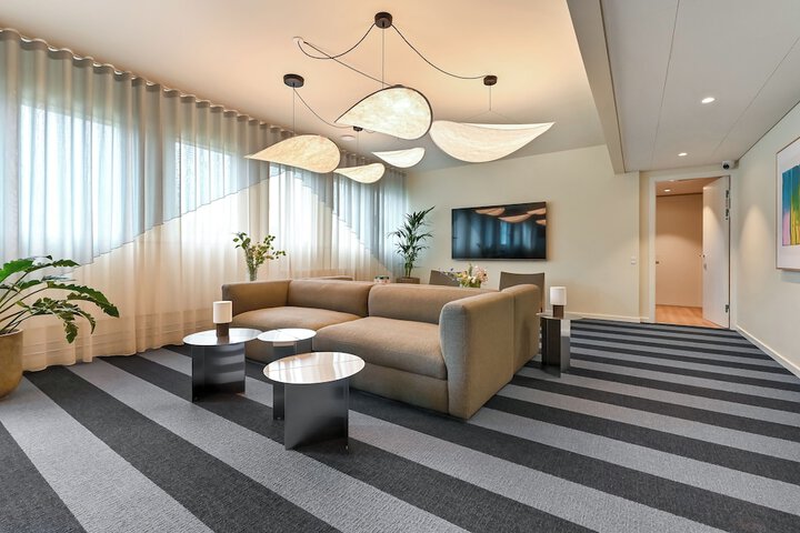 Lounge 38 of 40