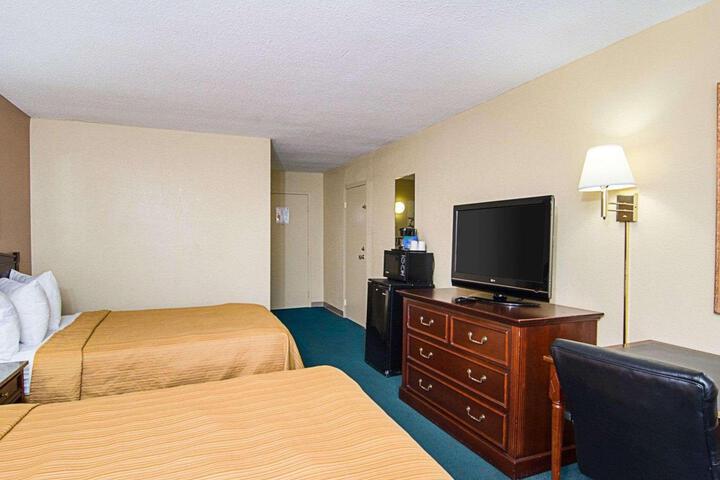 2 Double Beds Accessible (4 of 8)