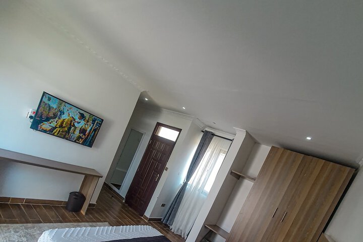 Room 5 of 9
