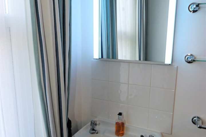 Room 27 of 33