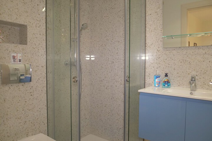 Room 6 of 10