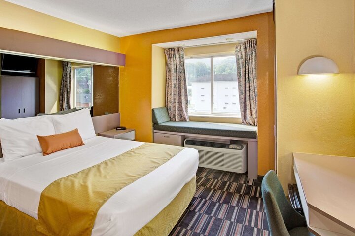 1 Queen Bed (5 of 13)
