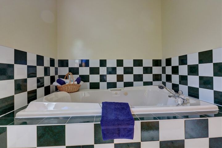 Hot Tub 28 of 46