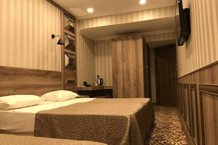 Room 10 of 32