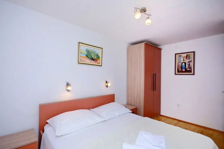 Room 4 of 17
