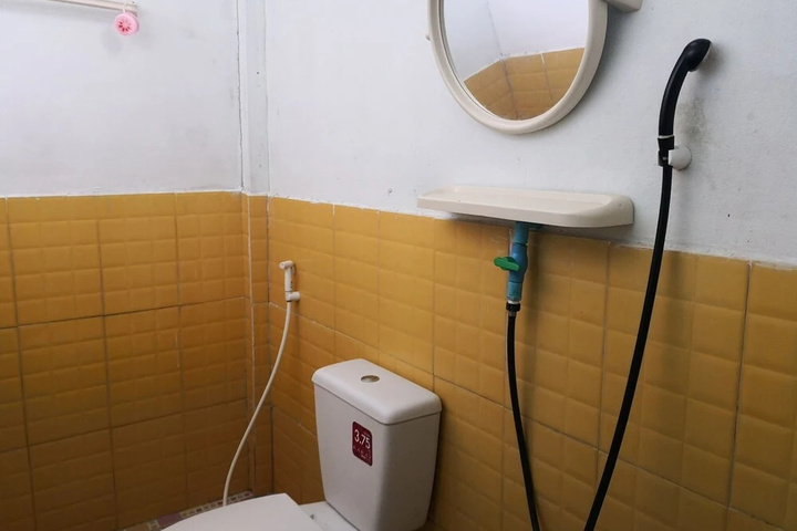 Room 9 of 18