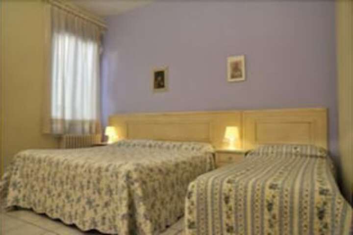 Room 6 of 10