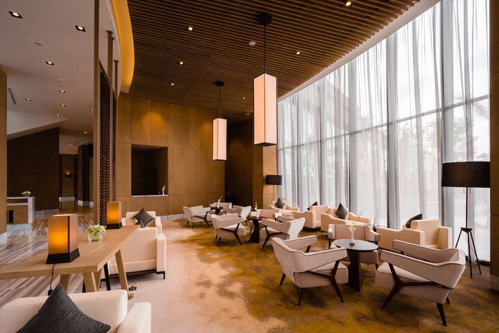 Lounge 102 of 139