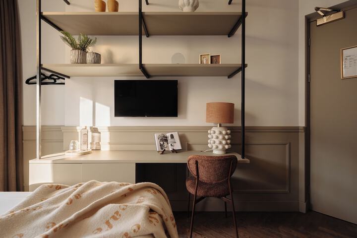 Room 5 of 10