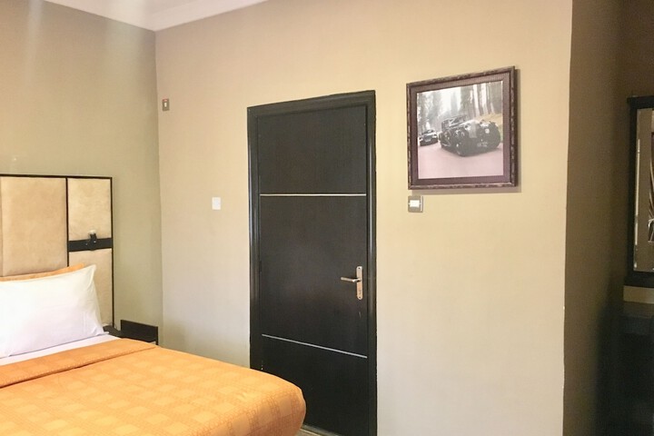 Room 8 of 17