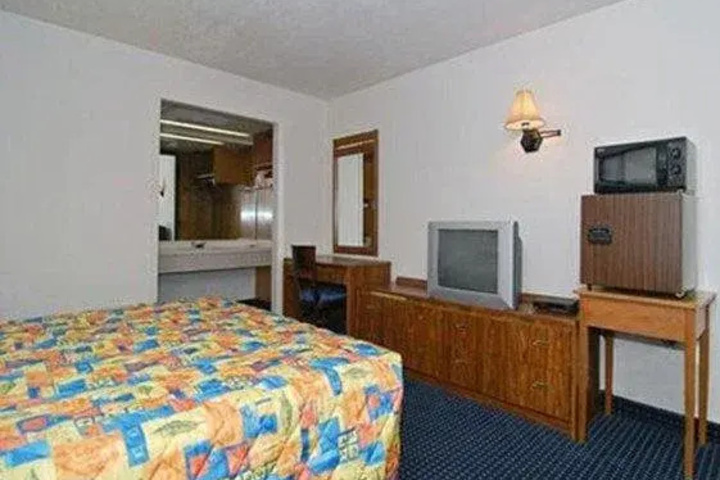 Room 2 of 10