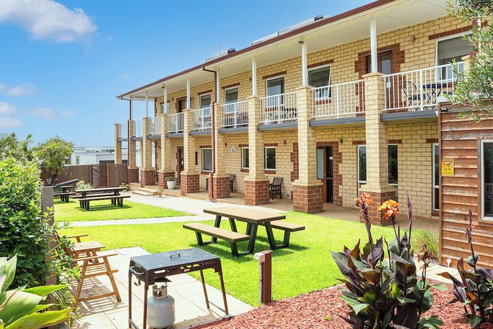 Hotel Exterior 66 of 71