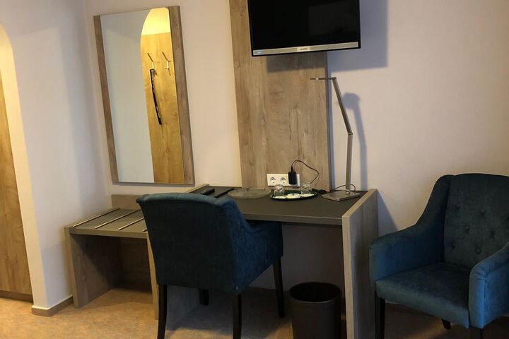 Room 7 of 9