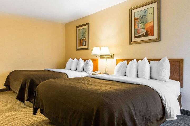 1 Queen Bed Accessible (2 of 3)