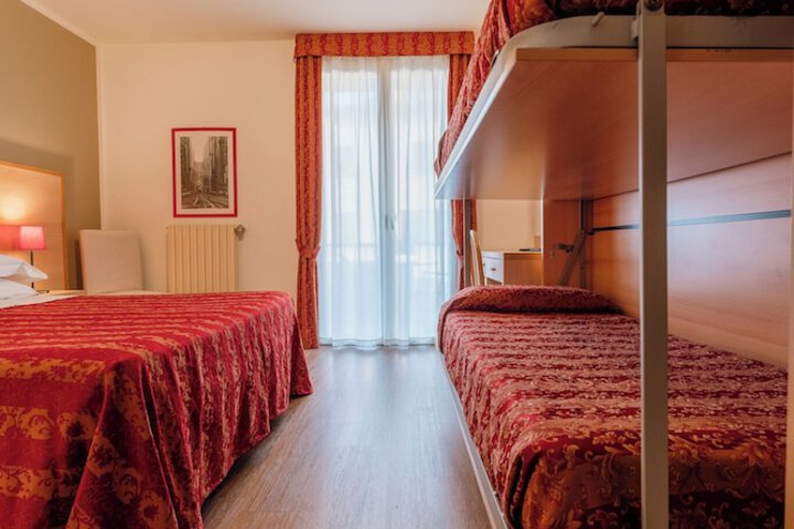 Room 27 of 92