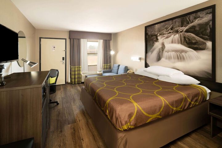 Superior King Bed (6 of 8)